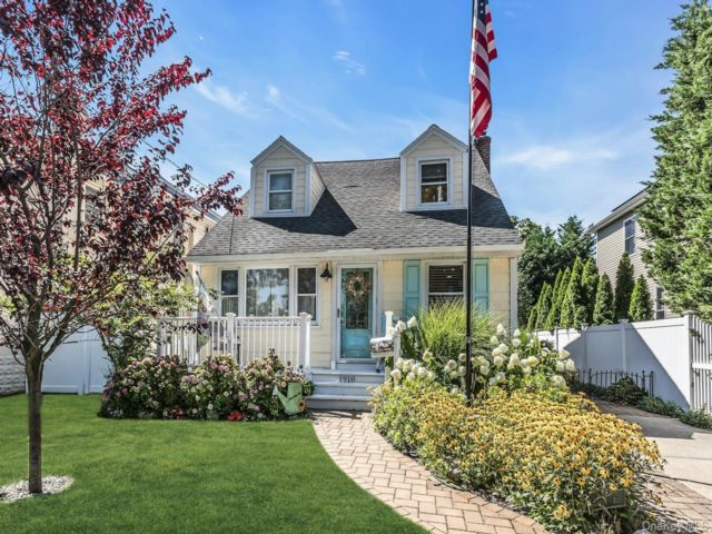  4 BR,  2.00 BTH &nbsp;Exp cape style home in Merrick