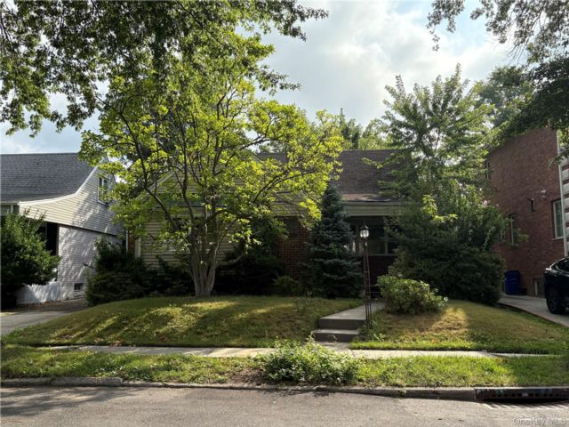  3 BR,  1.00 BTH &nbsp;Cape cod style home in Bayside