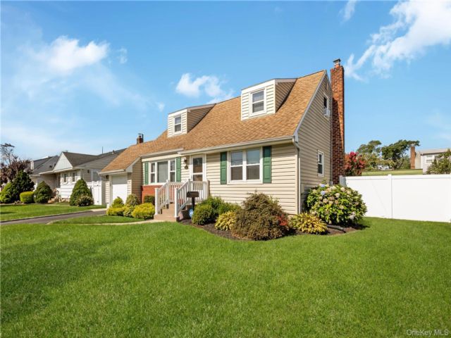  4 BR,  2.00 BTH &nbsp;Exp cape style home in Farmingdale