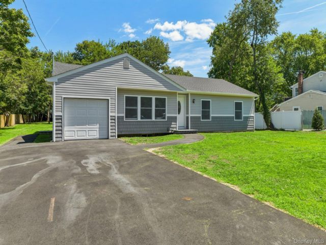  5 BR,  4.00 BTH &nbsp;Exp ranch style home in Central Islip