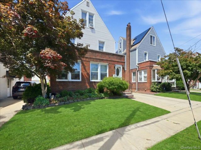  4 BR,  2.00 BTH &nbsp;Colonial style home in New Hyde Park