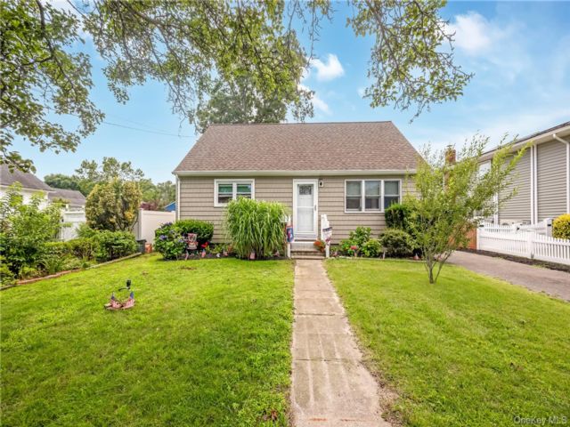  4 BR,  1.00 BTH &nbsp;Cape cod style home in Lindenhurst