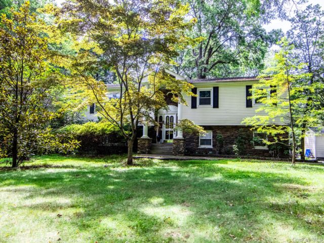  5 BR,  4.00 BTH &nbsp;Contemporary style home in Nanuet