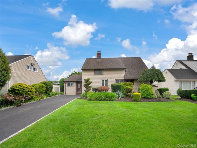  3 BR,  2.00 BTH &nbsp;Cape cod style home in Westbury