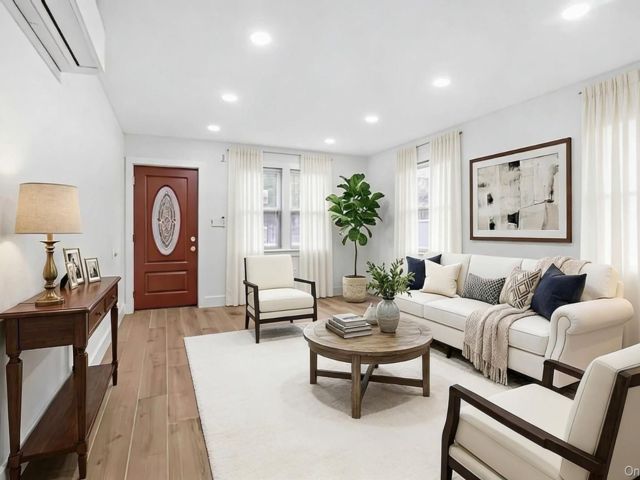  6 BR,  3.00 BTH &nbsp;Other style home in Wakefield