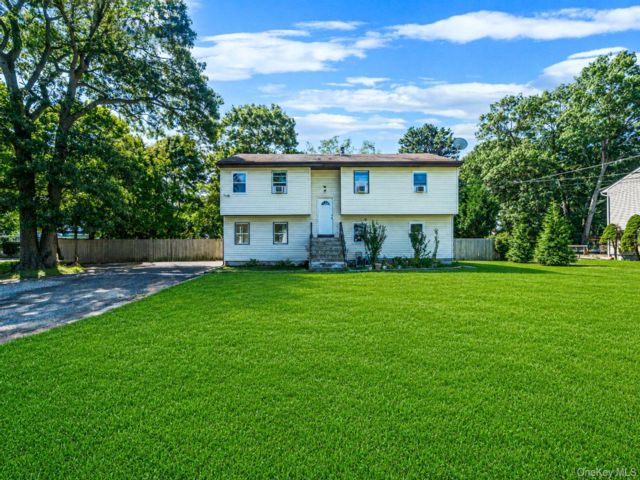  6 BR,  2.00 BTH &nbsp;Hi ranch style home in Central Islip