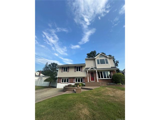  4 BR,  3.00 BTH &nbsp;Split level style home in Jericho