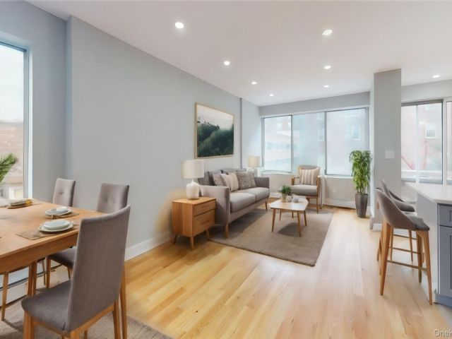  2 BR,  2.00 BTH &nbsp;Includes legal  style home in Forest Hills