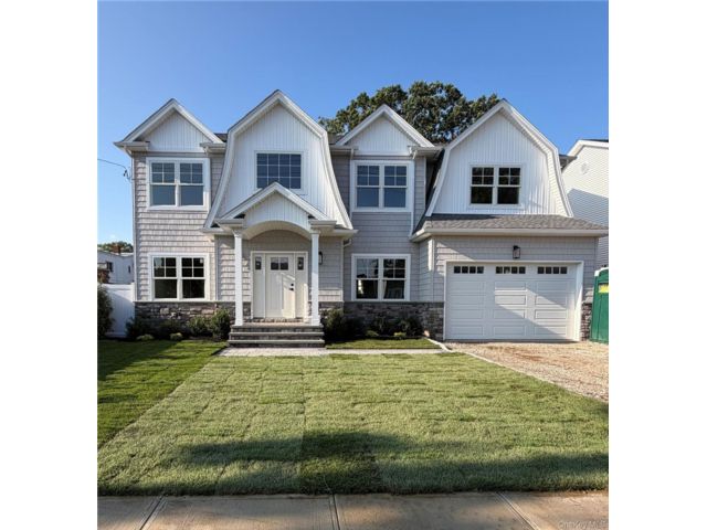  5 BR,  3.00 BTH &nbsp;Colonial style home in Massapequa Park