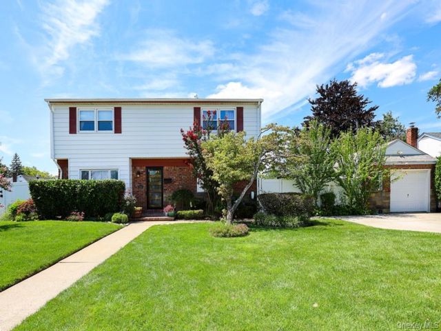  5 BR,  2.00 BTH &nbsp;Colonial style home in Franklin Square