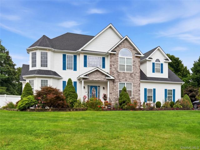  5 BR,  4.00 BTH &nbsp;Colonial style home in Shoreham