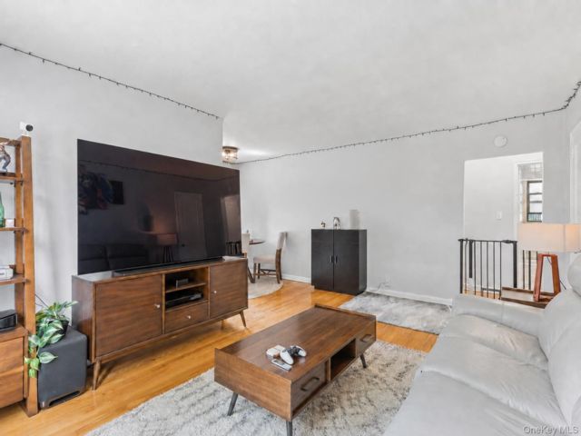  1 BR,  1.00 BTH &nbsp;Garden style home in Fresh Meadows