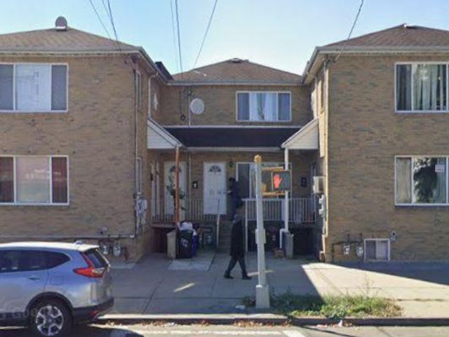  3 BR,  2.00 BTH &nbsp;Colonial style home in Queens Village