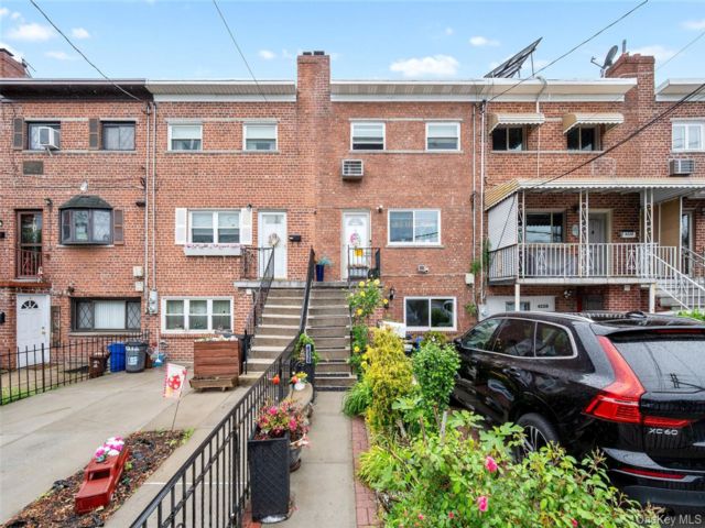  3 BR,  3.00 BTH &nbsp;House style home in Throggs Neck