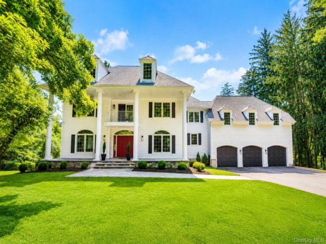  3 BR,  4.00 BTH &nbsp;Colonial style home in Croton-on-hudson