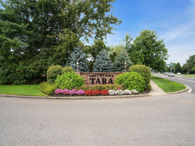  2 BR,  3.00 BTH &nbsp;Condo style home in Commack
