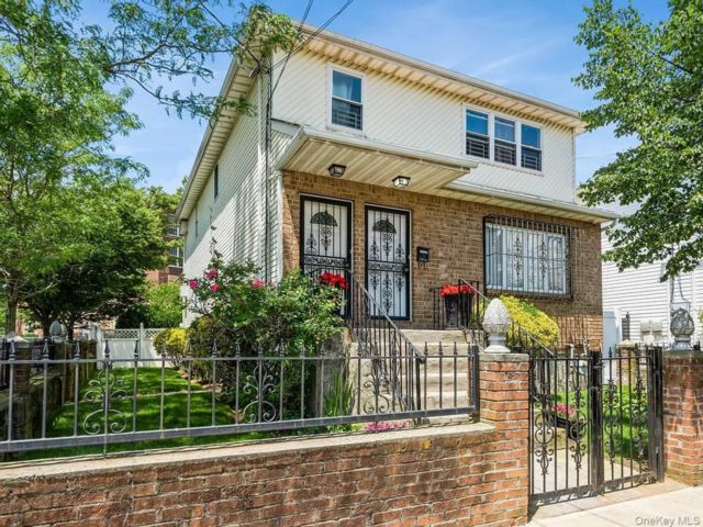  3 BR,  2.00 BTH &nbsp;House style home in Springfield Gardens
