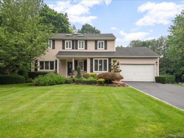  4 BR,  3.00 BTH &nbsp;Colonial style home in Plainview