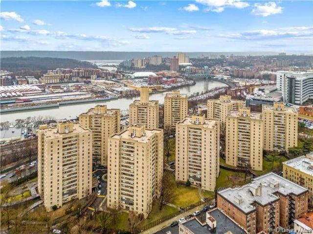  2 BR,  1.00 BTH &nbsp;High rise style home in Jerome Avenue