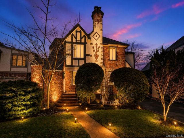  3 BR,  3.00 BTH &nbsp;Contemporary style home in Lynbrook