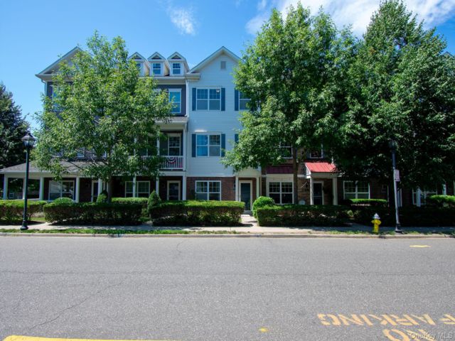  3 BR,  2.00 BTH &nbsp;Condo style home in Patchogue