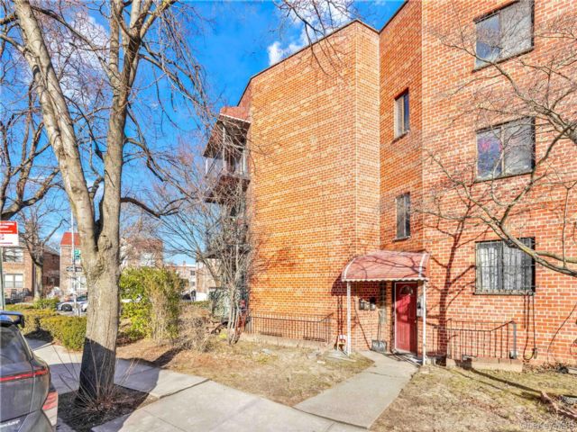  3 BR,  2.00 BTH &nbsp;Full floor apar style home in Forest Hills