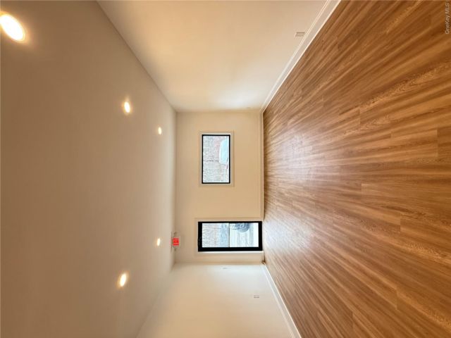 [PHOTO]