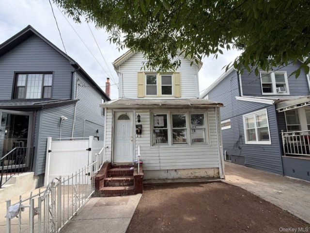  3 BR,  2.00 BTH &nbsp;Colonial style home in Queens Village