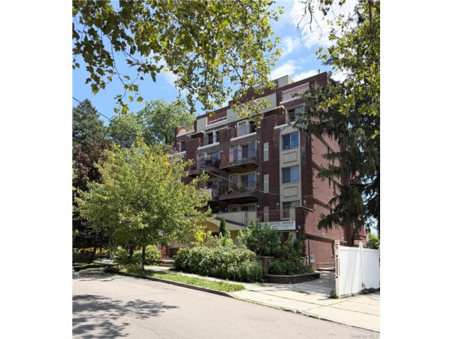  2 BR,  2.00 BTH &nbsp;Mid rise style home in Jamaica Estates