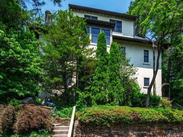  4 BR,  4.00 BTH &nbsp;Mediterranean style home in Kingsbridge