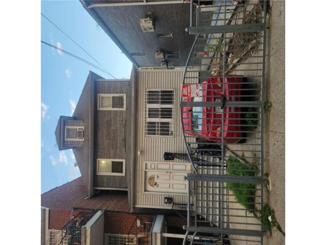  4 BR,  4.00 BTH &nbsp;A-frame style home in Elmhurst