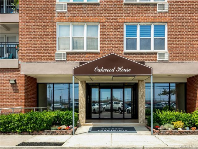  1 BR,  1.00 BTH &nbsp;High rise style home in Long Beach