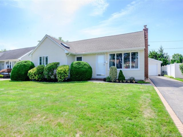  3 BR,  2.00 BTH &nbsp;Exp ranch style home in East Meadow