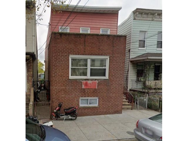  4 BR,  2.00 BTH &nbsp;Colonial style home in Corona
