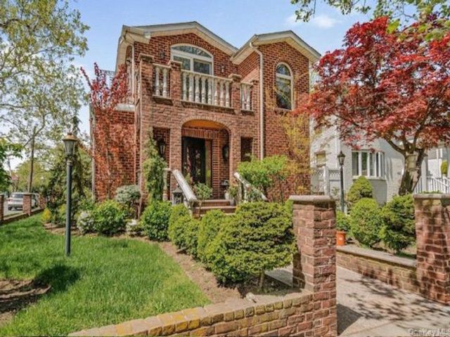  2 BR,  2.00 BTH &nbsp;Estate style home in Fresh Meadows