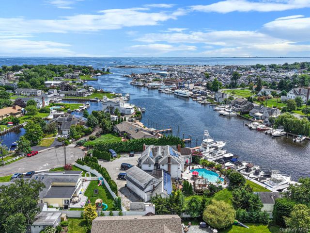 Studio,  0.00 BTH &nbsp;Post modern style home in Bay Shore