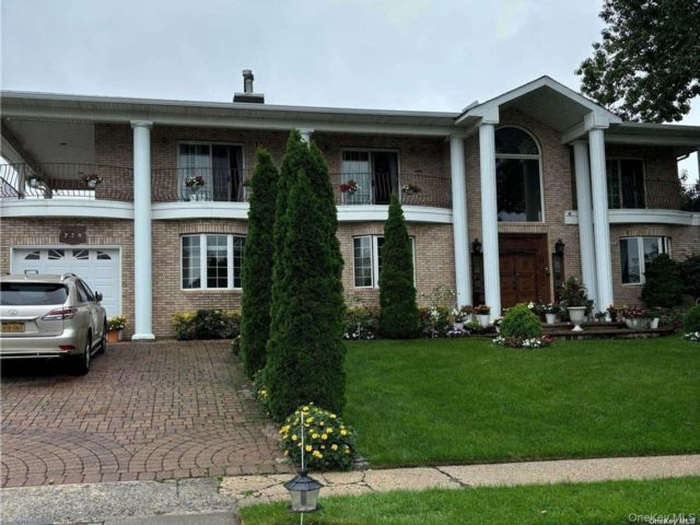  2 BR,  1.00 BTH &nbsp;Colonial style home in Westbury