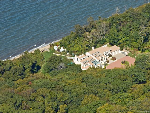 Lot <b>Size:</b>  &nbsp;House style home in Nissequogue