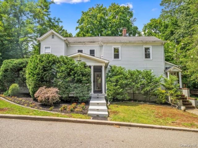  4 BR,  3.00 BTH &nbsp;Colonial style home in Great Neck