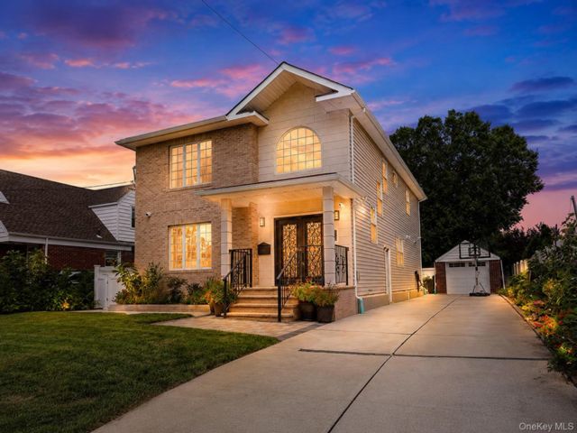  4 BR,  4.00 BTH &nbsp;Colonial style home in New Hyde Park