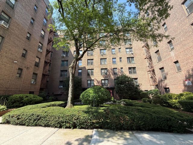  2 BR,  1.00 BTH &nbsp;Mid rise style home in Woodhaven