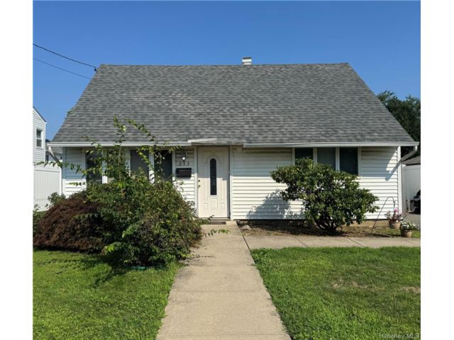  3 BR,  1.00 BTH &nbsp;Cape cod style home in Massapequa