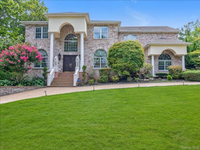  6 BR,  4.00 BTH &nbsp;Contemporary style home in Melville