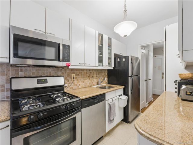  2 BR,  1.00 BTH &nbsp;Mid rise style home in Kew Gardens