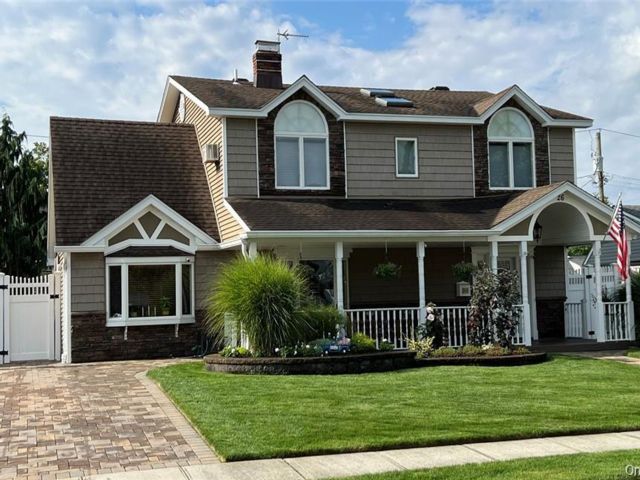  4 BR,  2.00 BTH &nbsp;Exp ranch style home in Hicksville