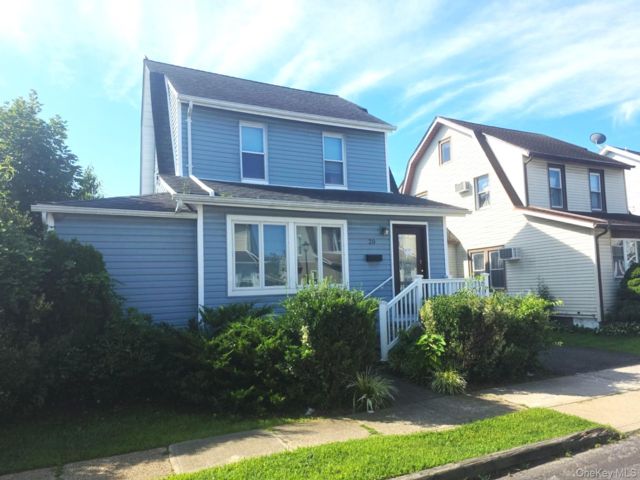  3 BR,  2.00 BTH &nbsp;Colonial style home in Lindenhurst