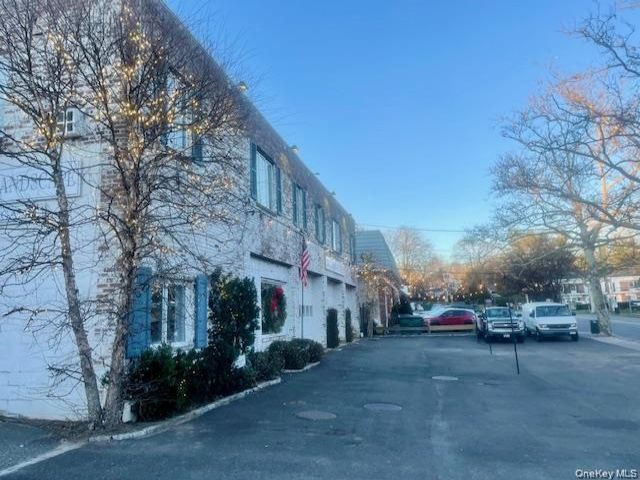  1 BR,  1.00 BTH &nbsp;Includes legal  style home in Locust Valley
