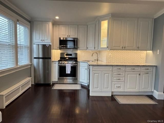  2 BR,  1.00 BTH &nbsp;Colonial style home in Bayside