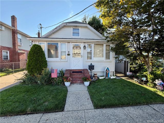  1 BR,  1.00 BTH &nbsp;Cottage style home in Franklin Square