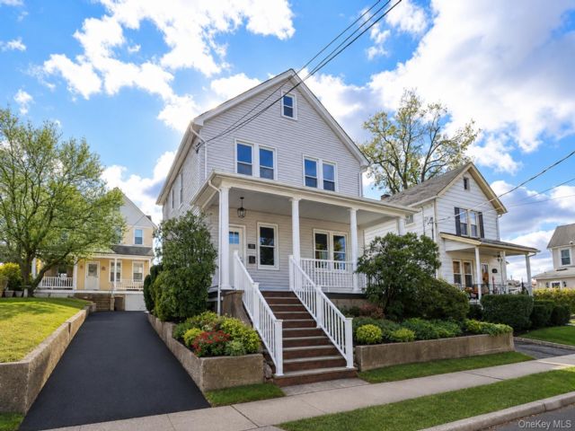  3 BR,  2.00 BTH &nbsp;Colonial style home in Port Washington